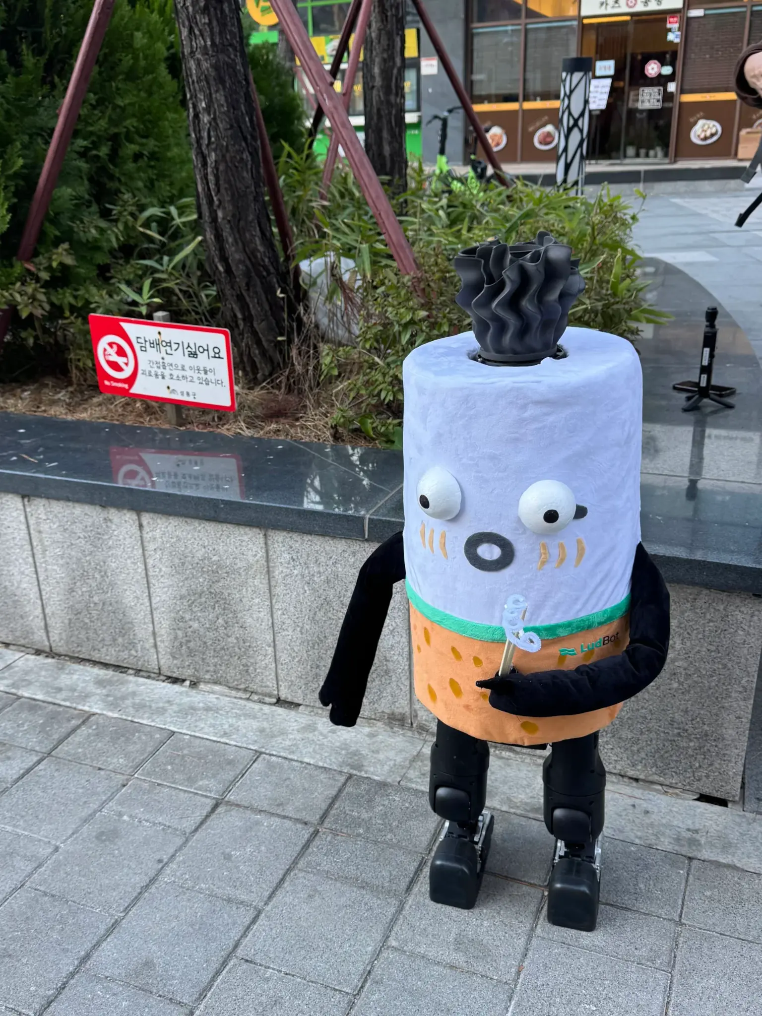 거리에서 촬영된 캐릭터 의상을 입은 이족보행 루드봇
